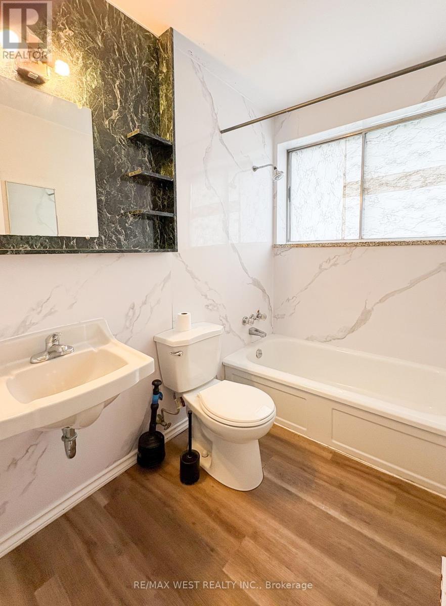 32 Broadleaf Road, Toronto, ON - Indoor Photo Showing Bathroom