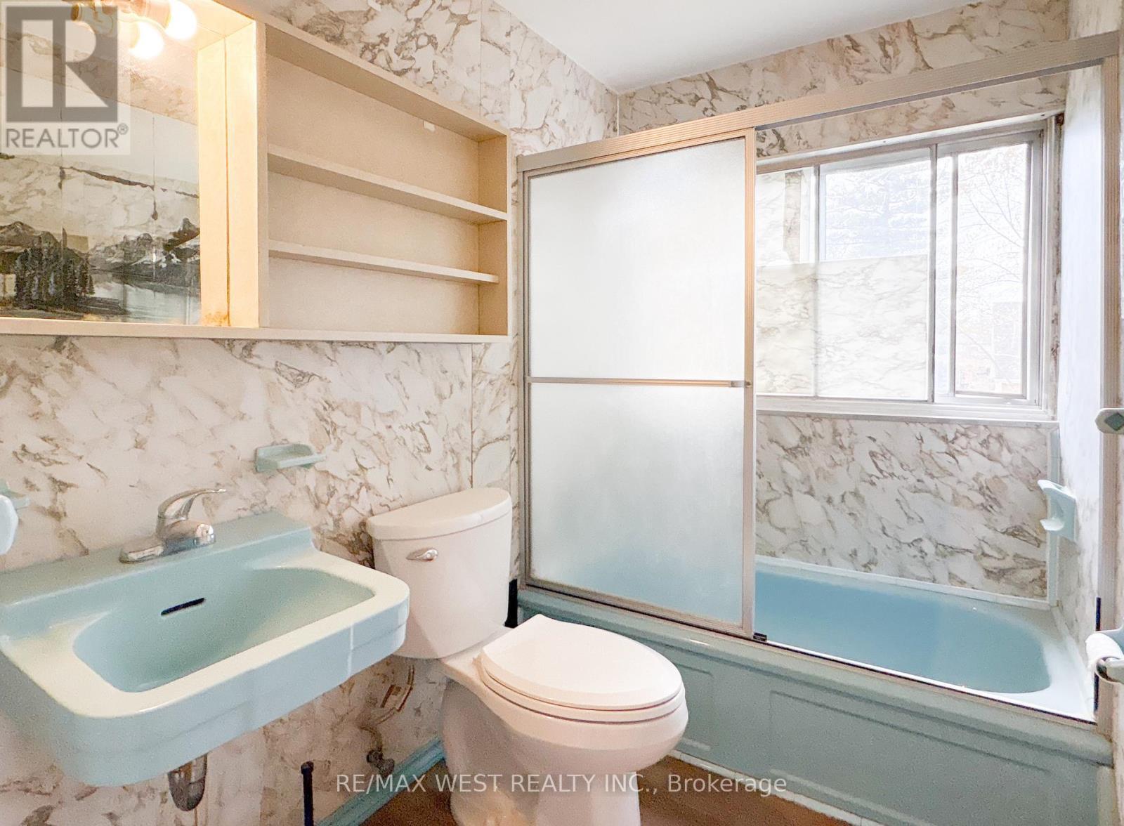32 Broadleaf Road, Toronto, ON - Indoor Photo Showing Bathroom