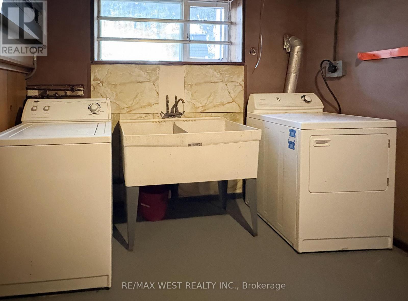 32 Broadleaf Road, Toronto, ON - Indoor Photo Showing Laundry Room
