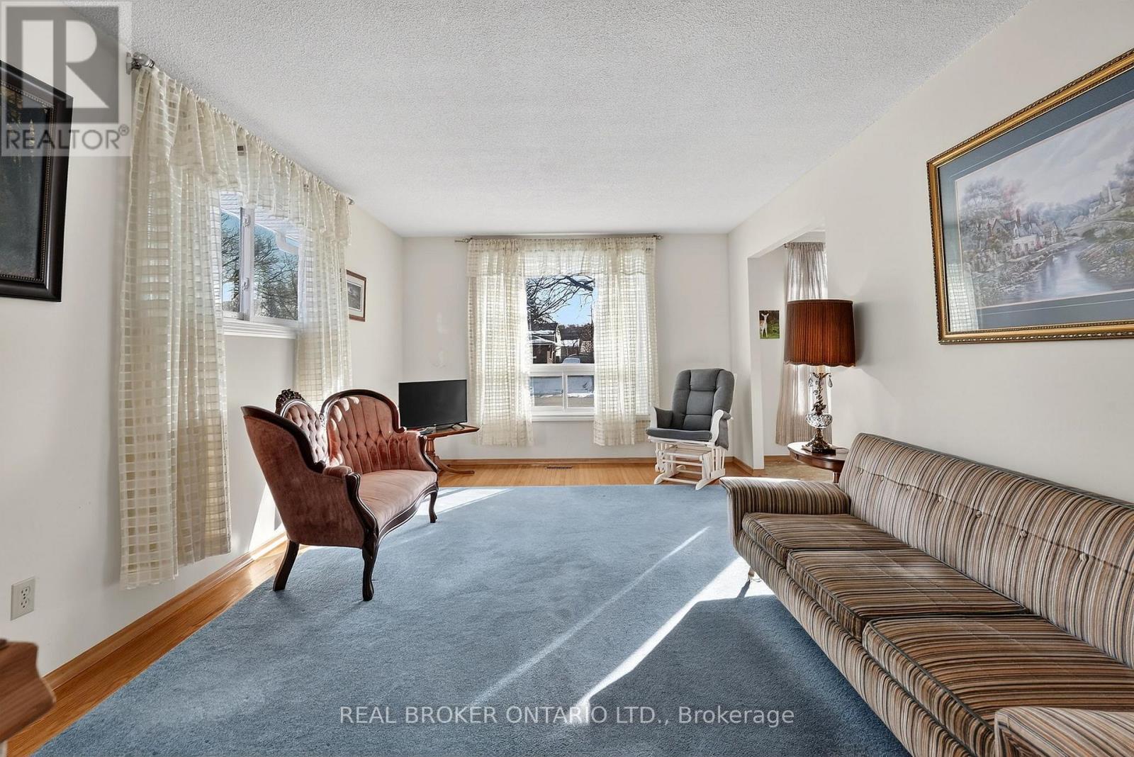 18 Fairway Drive, Hamilton, ON - Indoor Photo Showing Living Room