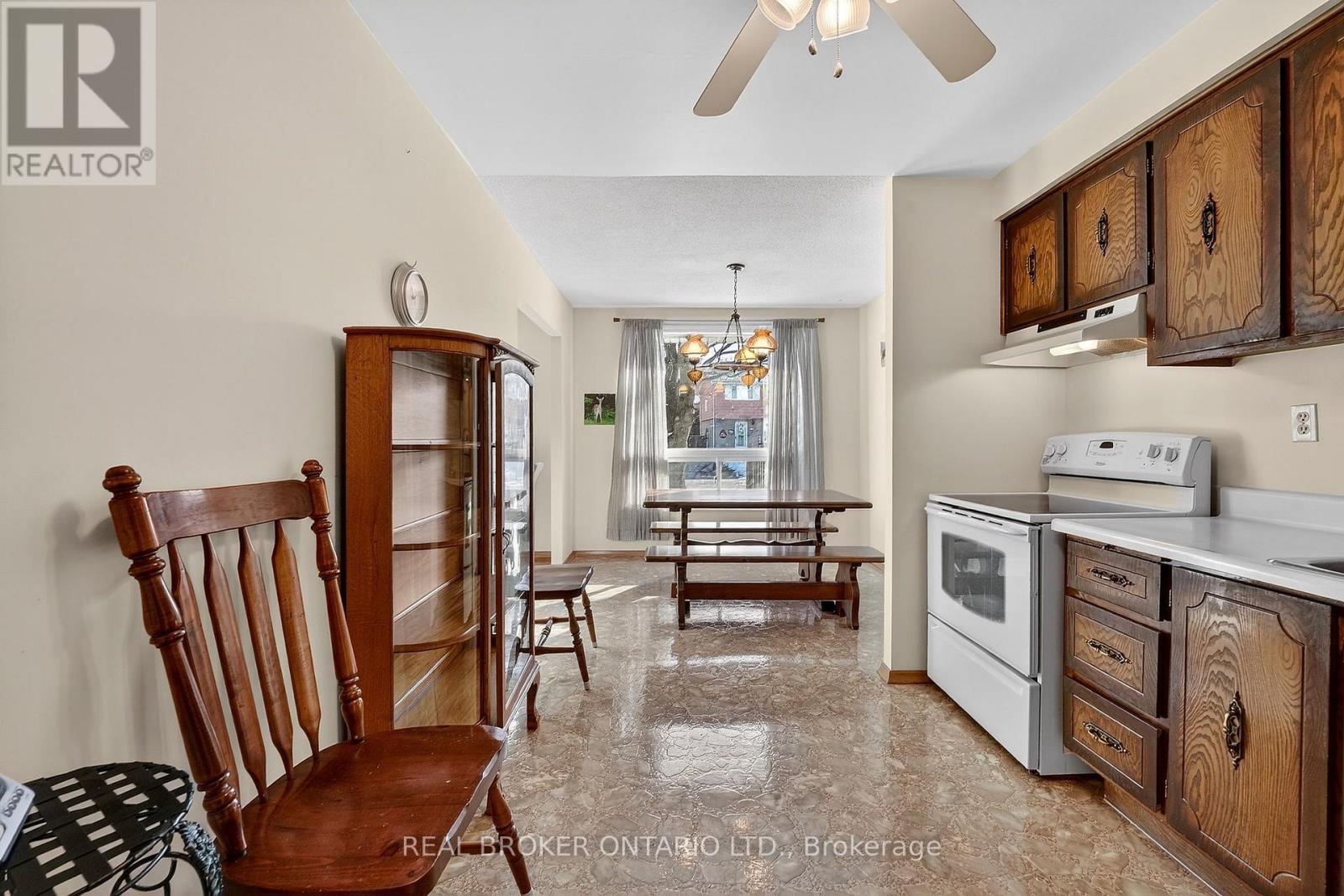 18 Fairway Drive, Hamilton, ON - Indoor Photo Showing Kitchen