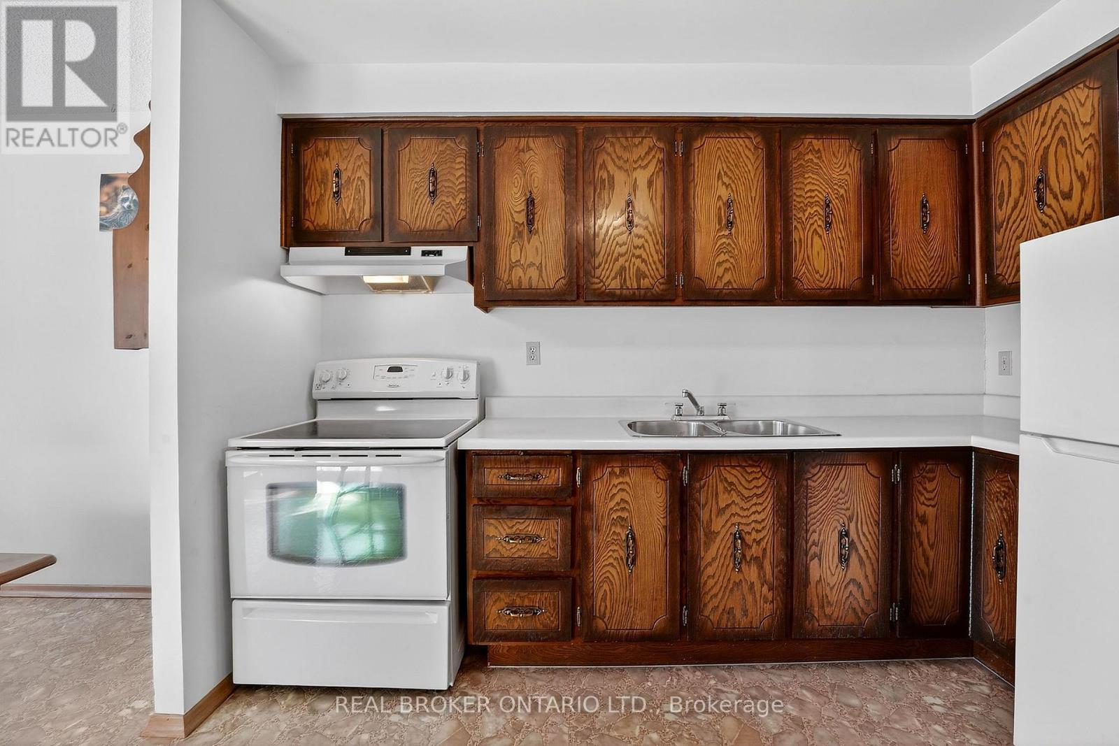 18 Fairway Drive, Hamilton, ON - Indoor Photo Showing Kitchen With Double Sink