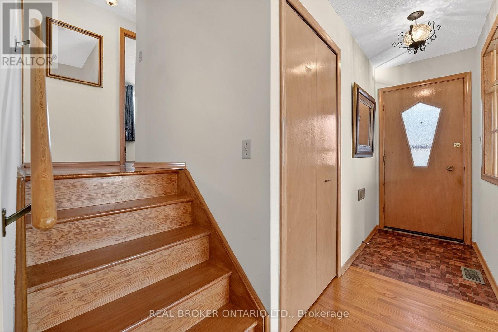 18 Fairway Drive, Hamilton, ON - Indoor Photo Showing Other Room