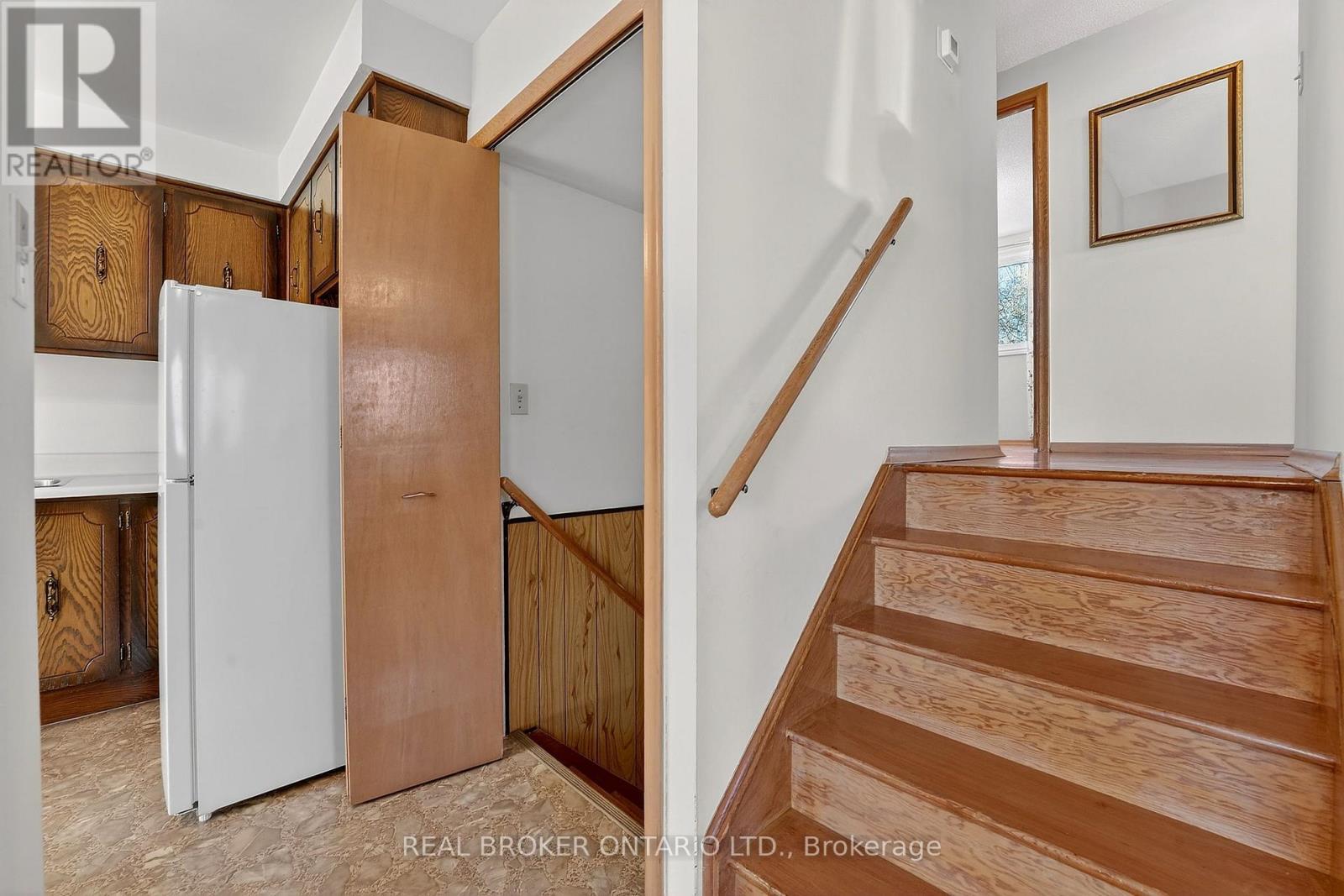 18 Fairway Drive, Hamilton, ON - Indoor Photo Showing Other Room