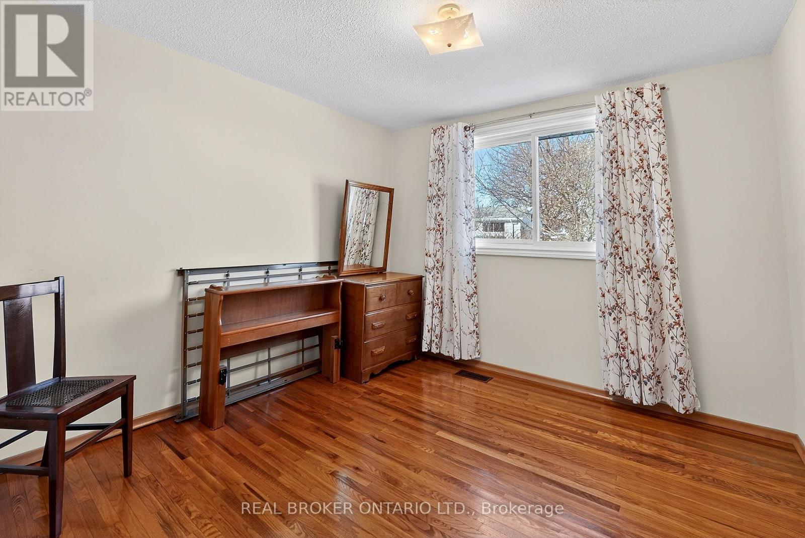 18 Fairway Drive, Hamilton, ON - Indoor Photo Showing Other Room