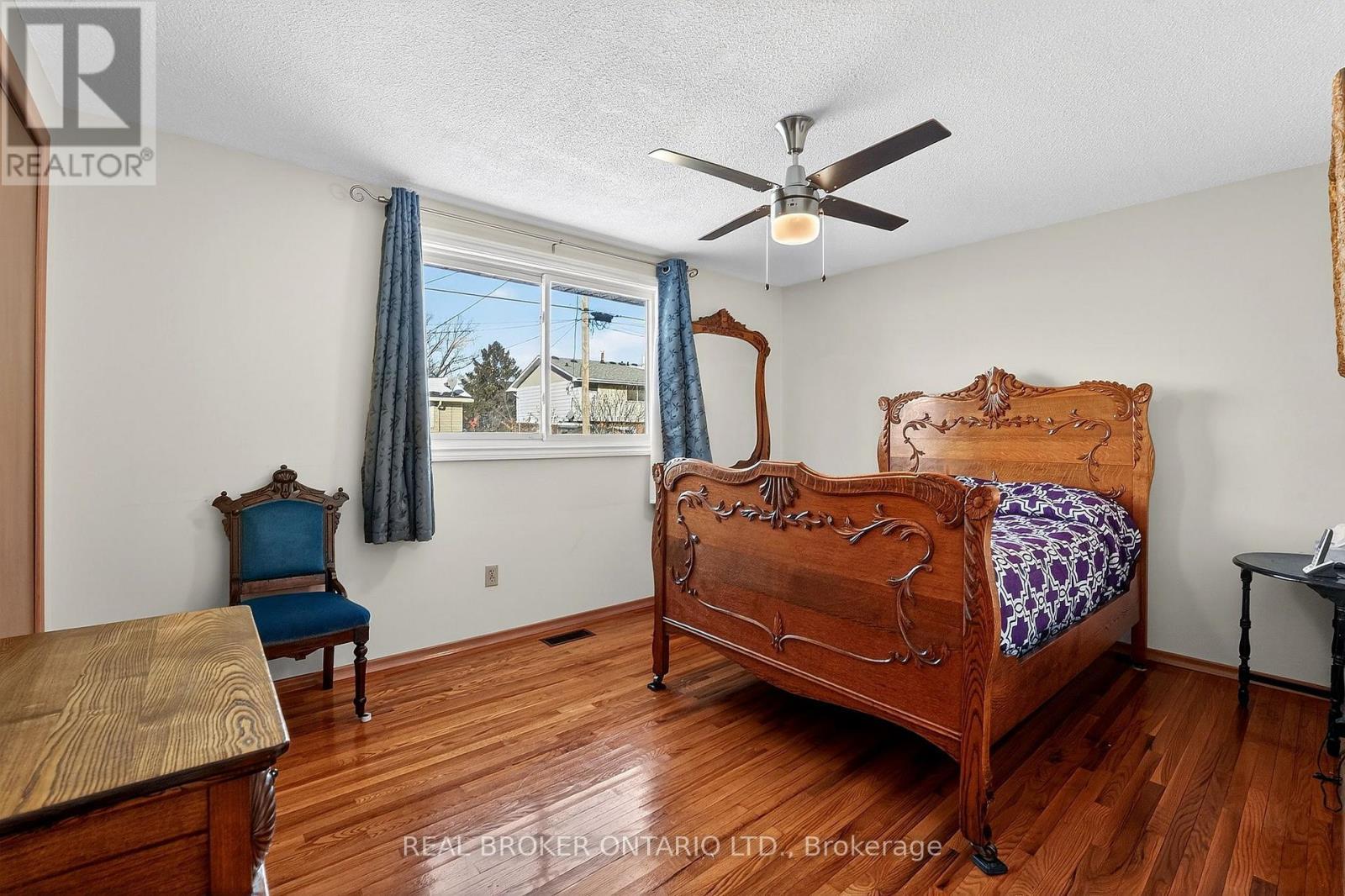 18 Fairway Drive, Hamilton, ON - Indoor Photo Showing Bedroom