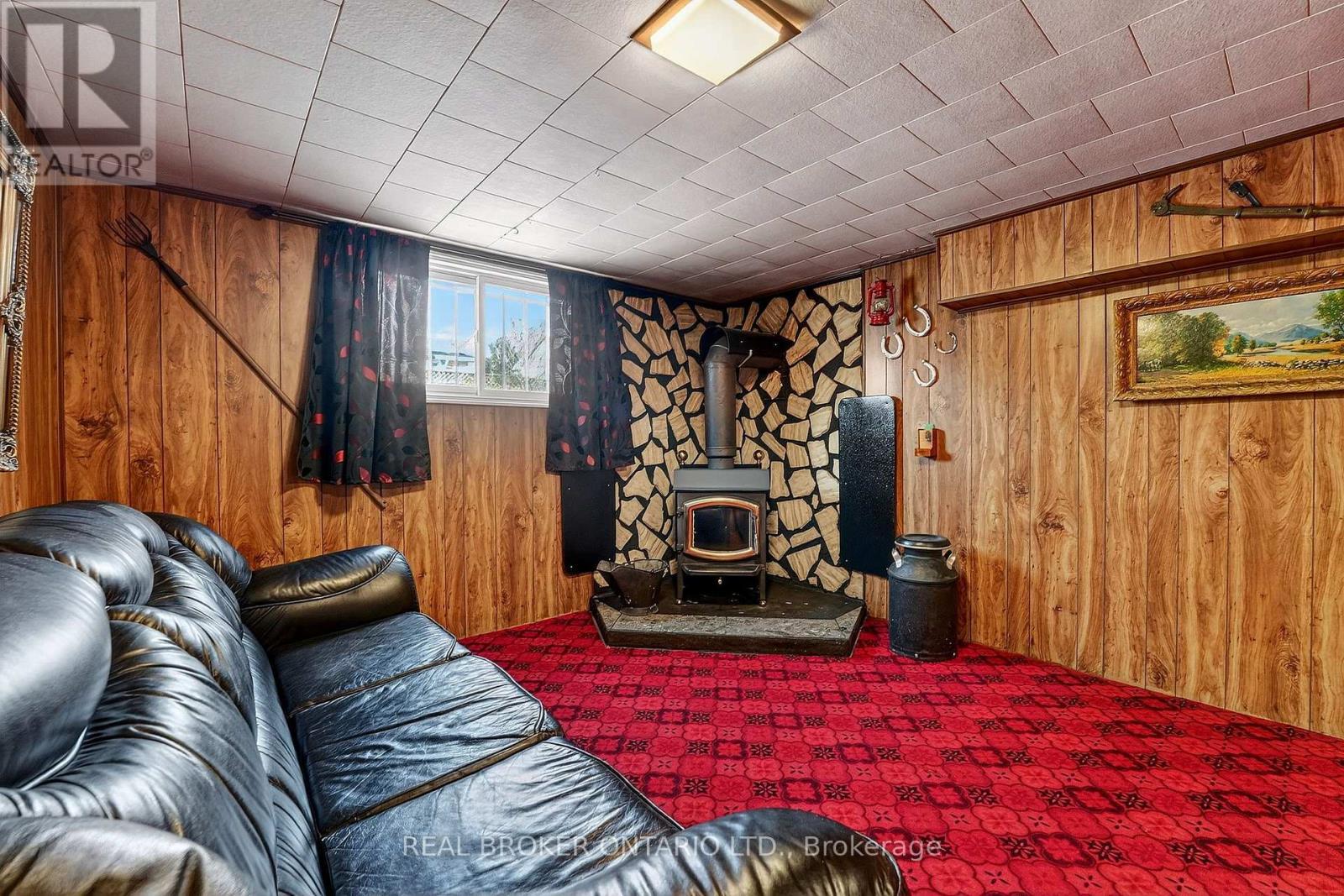 18 Fairway Drive, Hamilton, ON - Indoor With Fireplace