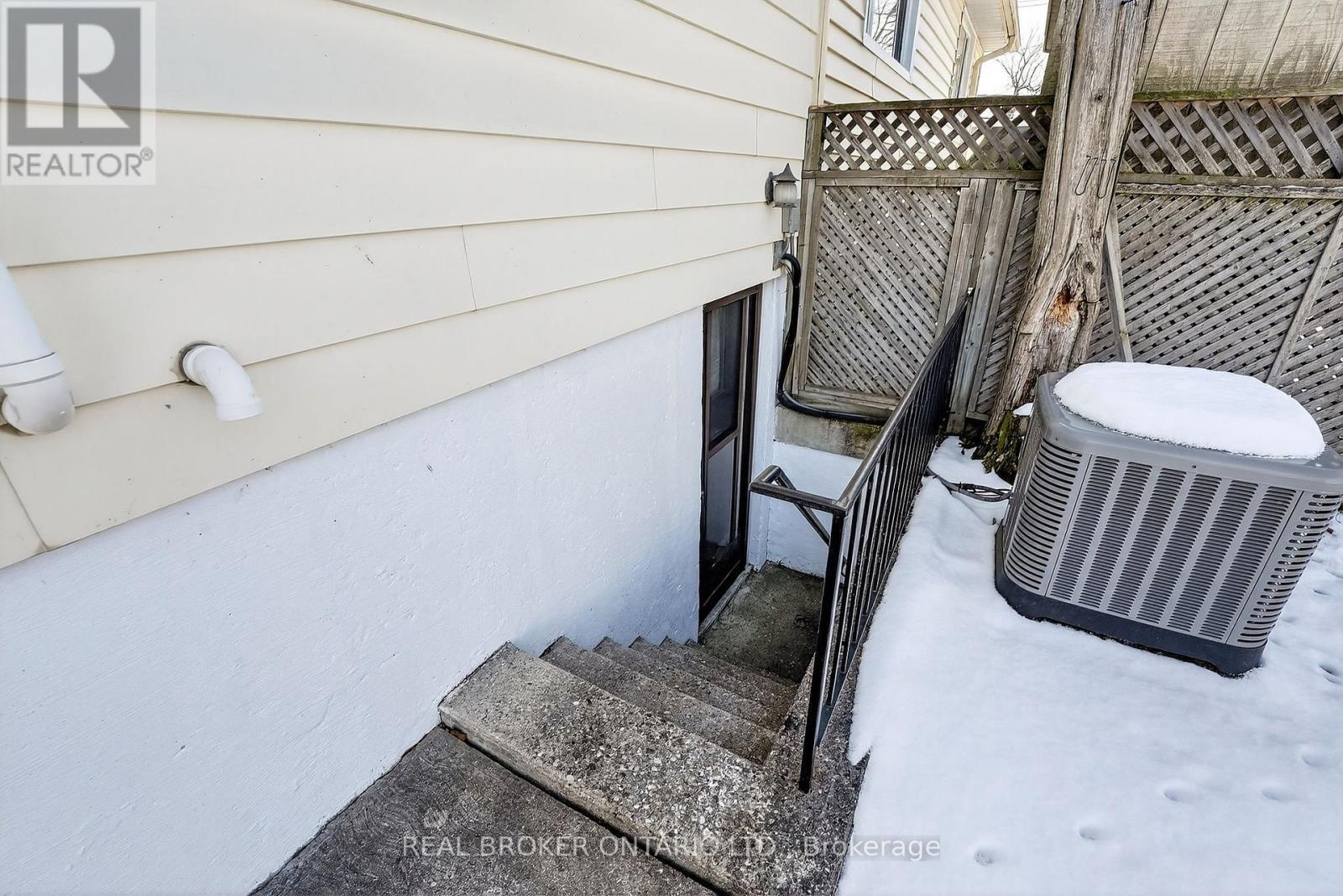 18 Fairway Drive, Hamilton, ON - Outdoor With Exterior