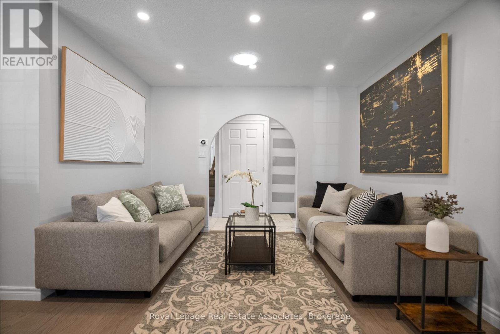 116 Boston Crescent, Hamilton, ON - Indoor Photo Showing Living Room