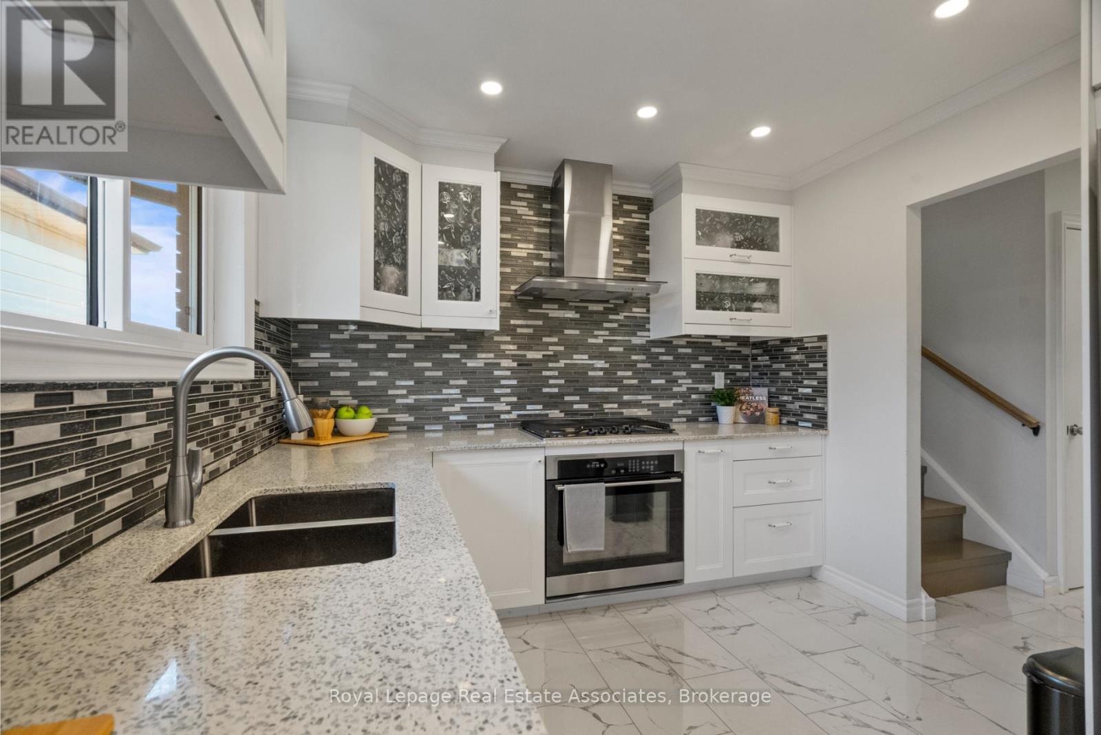 116 Boston Crescent, Hamilton, ON - Indoor Photo Showing Kitchen With Double Sink With Upgraded Kitchen