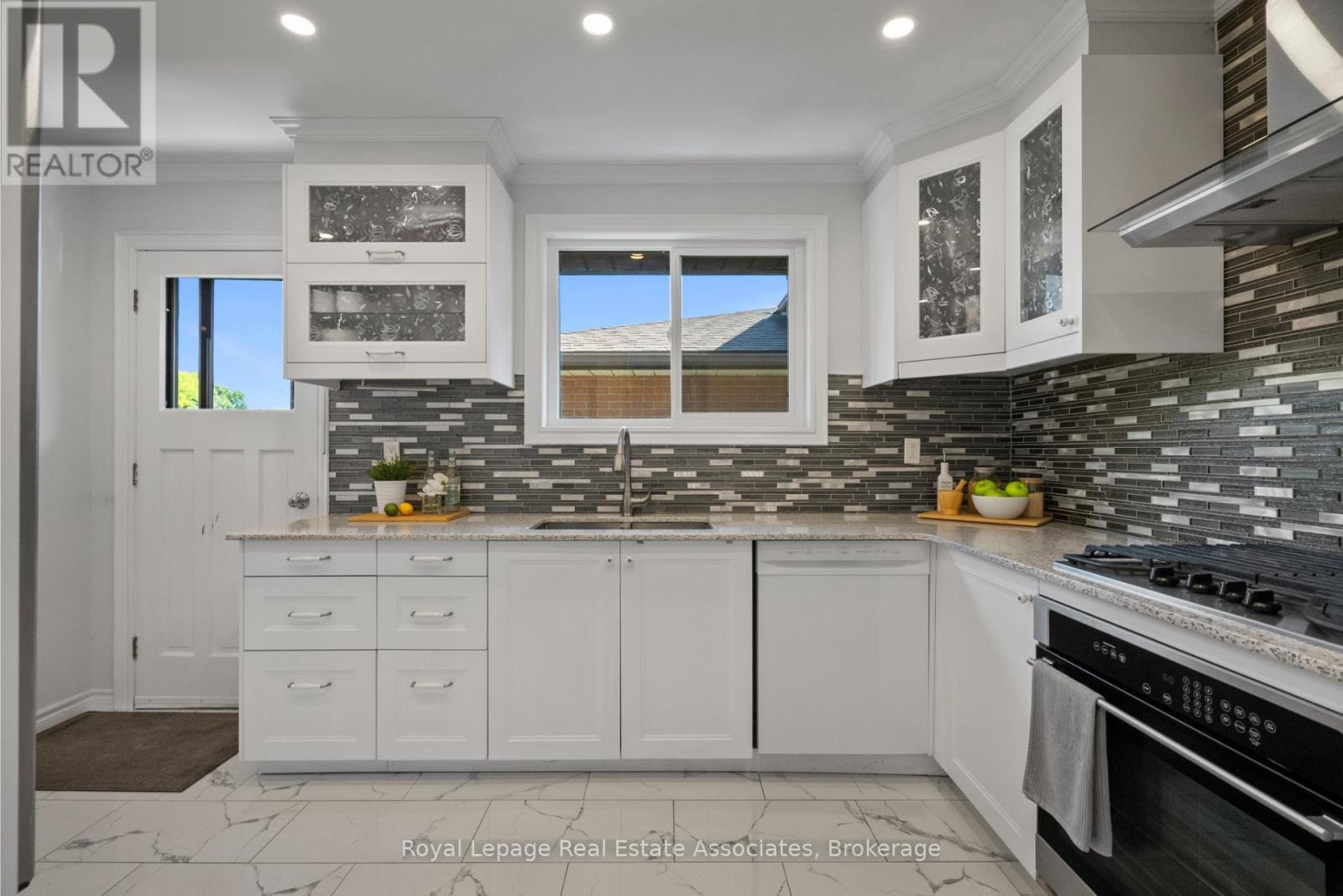 116 Boston Crescent, Hamilton, ON - Indoor Photo Showing Kitchen With Double Sink