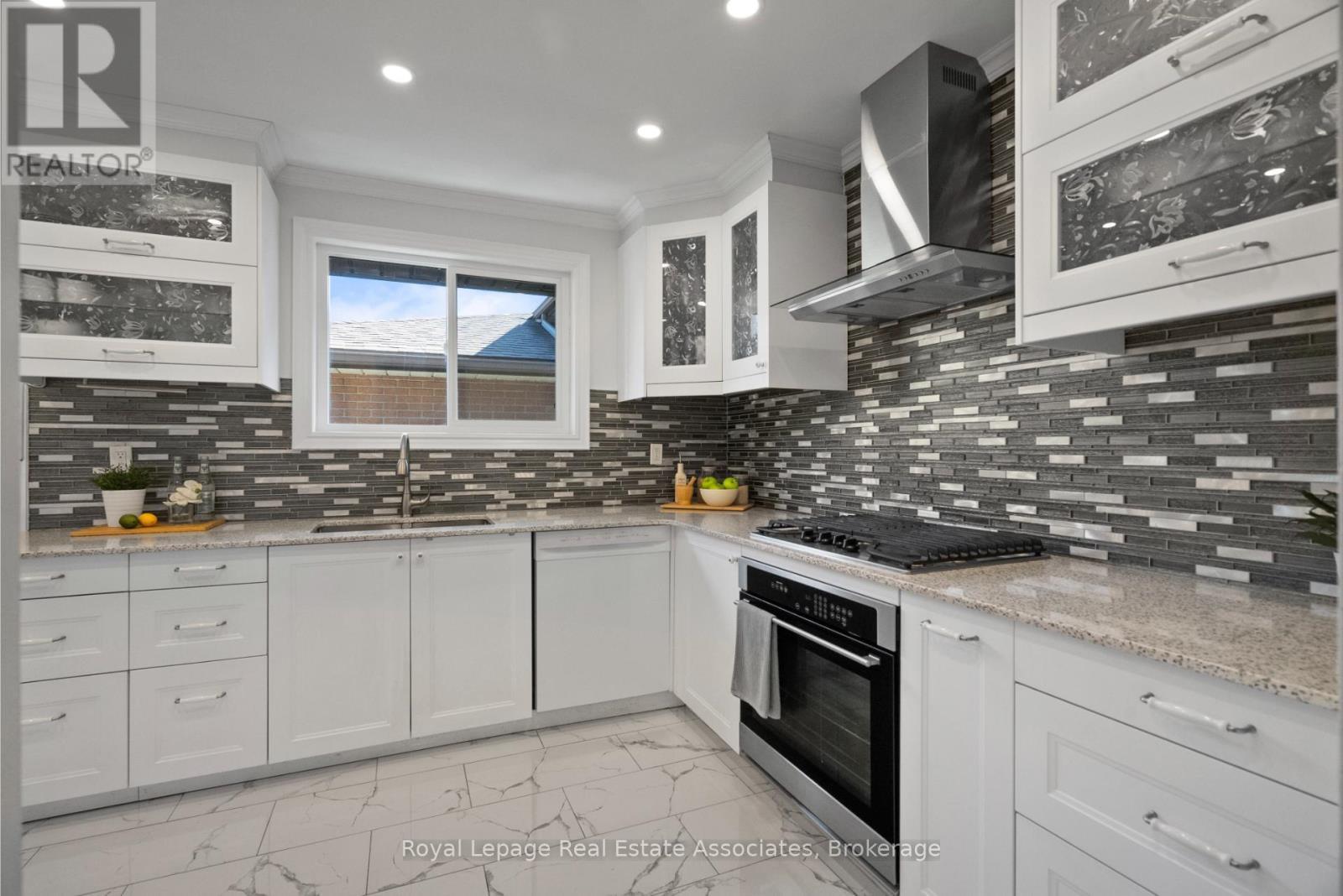 116 Boston Crescent, Hamilton, ON - Indoor Photo Showing Kitchen With Upgraded Kitchen