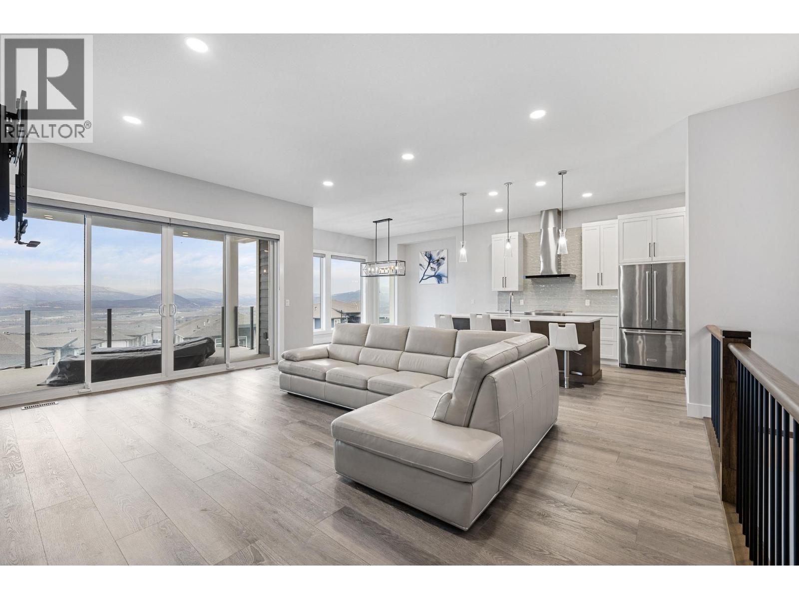 1940 Foxtail Terrace, Kelowna, BC - Indoor Photo Showing Living Room