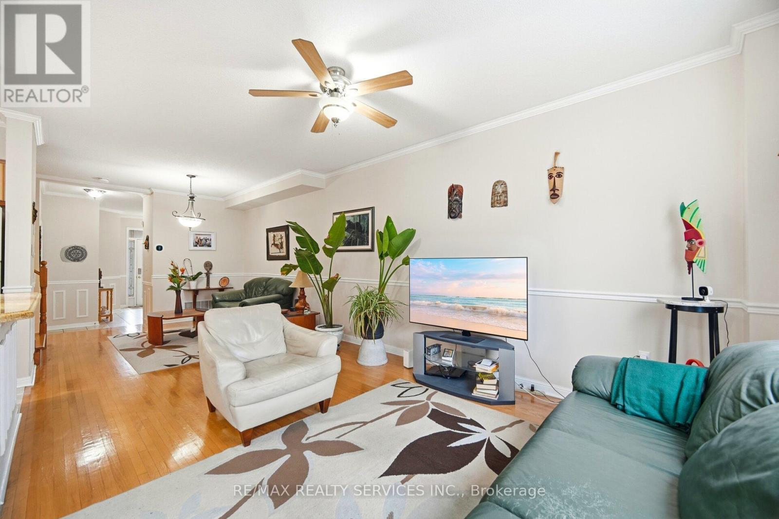 5965 Stonebriar Crescent, Mississauga, ON - Indoor Photo Showing Living Room With Fireplace