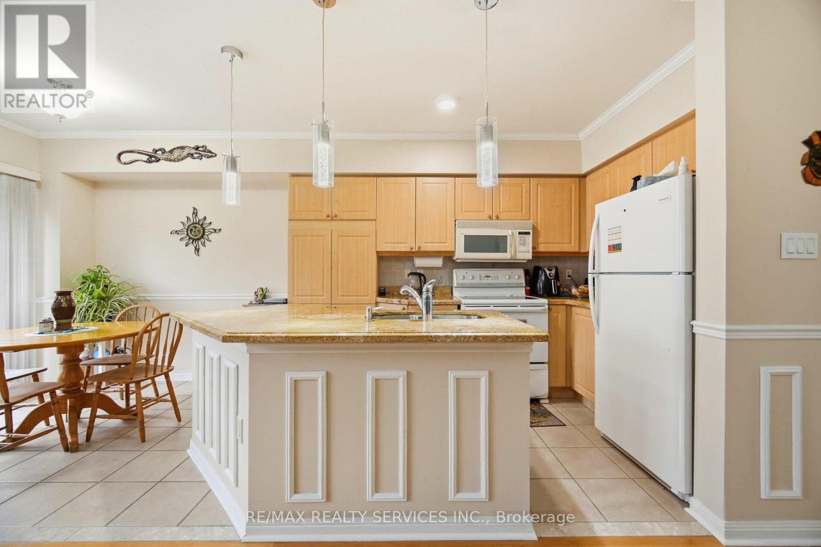 5965 Stonebriar Crescent, Mississauga, ON - Indoor Photo Showing Kitchen