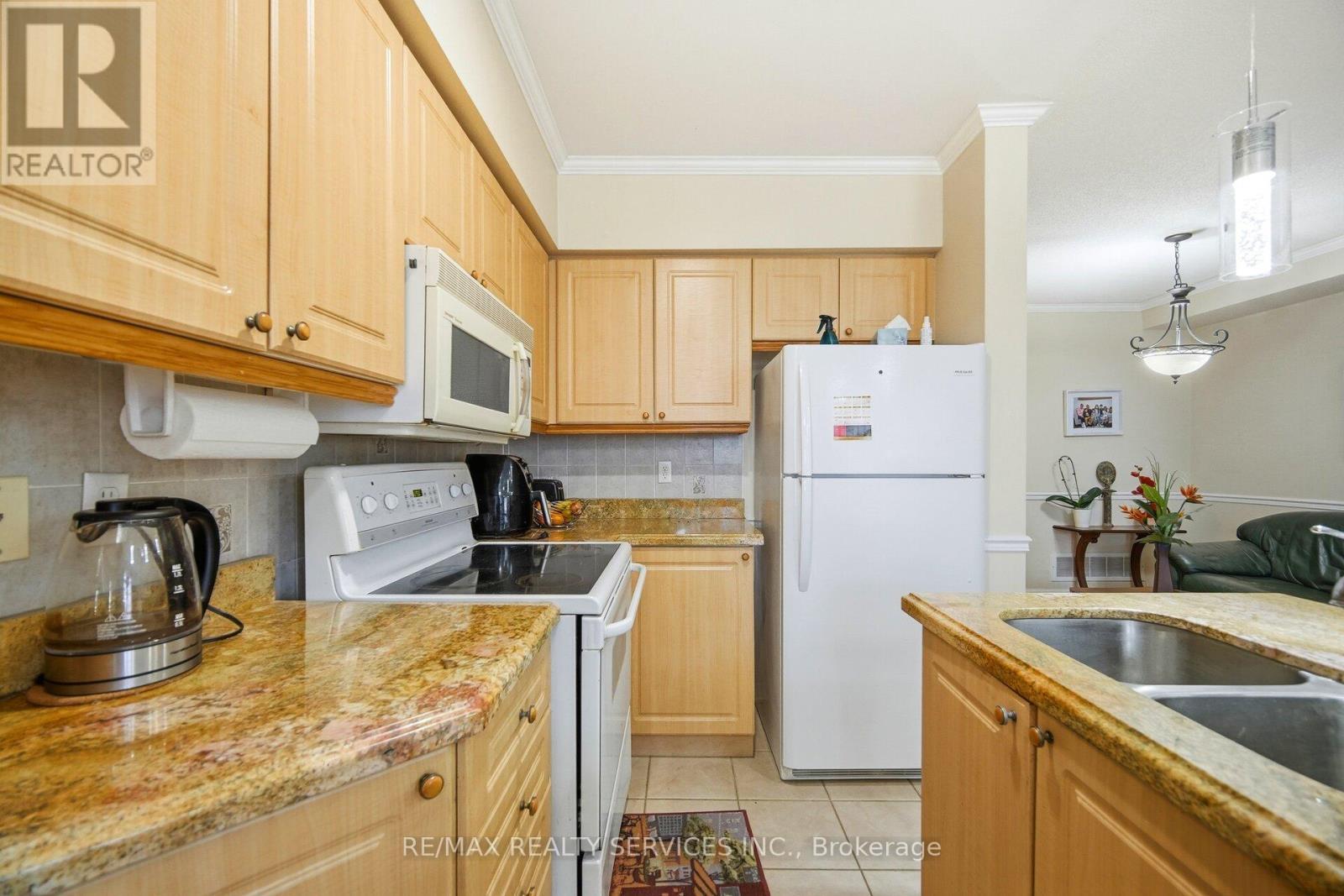 5965 Stonebriar Crescent, Mississauga, ON - Indoor Photo Showing Kitchen With Double Sink