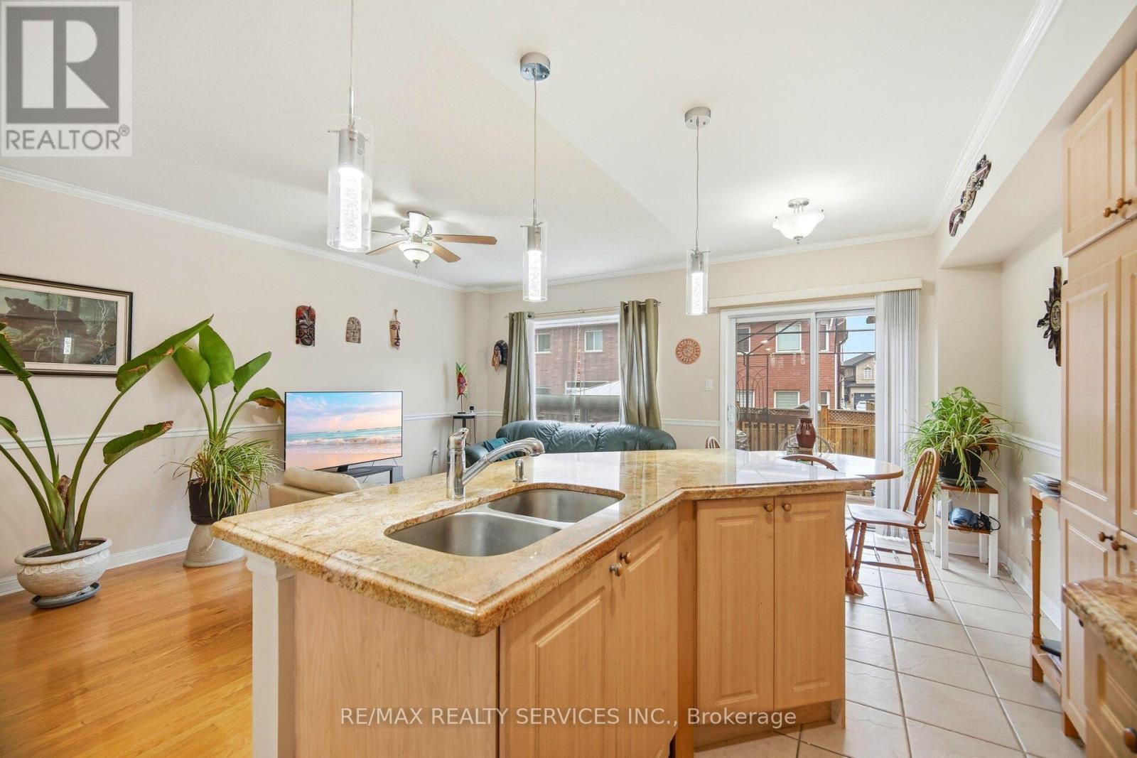 5965 Stonebriar Crescent, Mississauga, ON - Indoor Photo Showing Kitchen With Double Sink