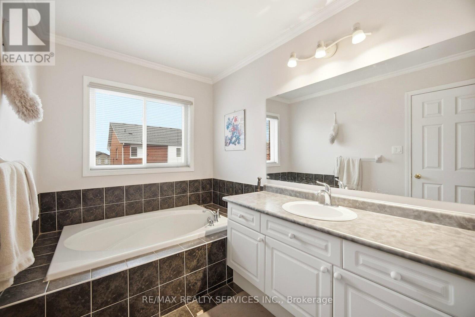 5965 Stonebriar Crescent, Mississauga, ON - Indoor Photo Showing Bathroom