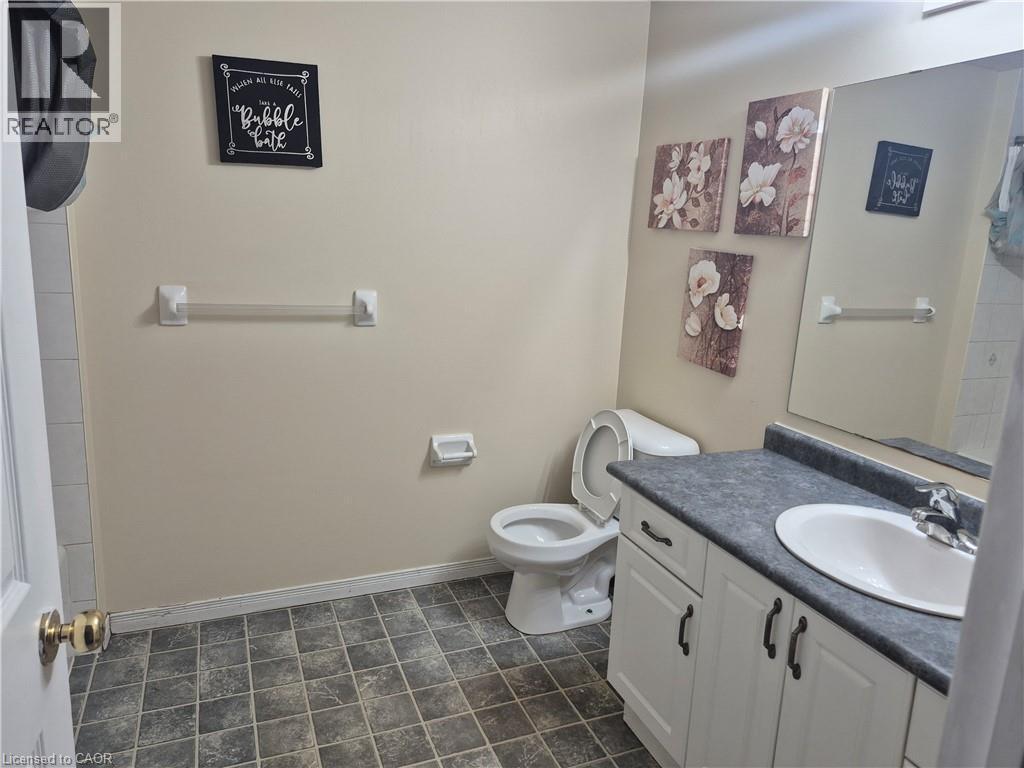 10 Donnenwerth Drive, Kitchener, ON - Indoor Photo Showing Bathroom