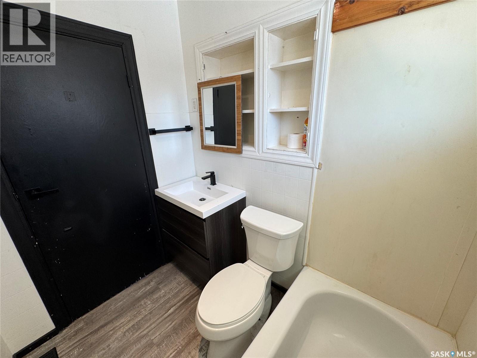 502 3Rd Avenue E, Biggar, SK - Indoor Photo Showing Bathroom