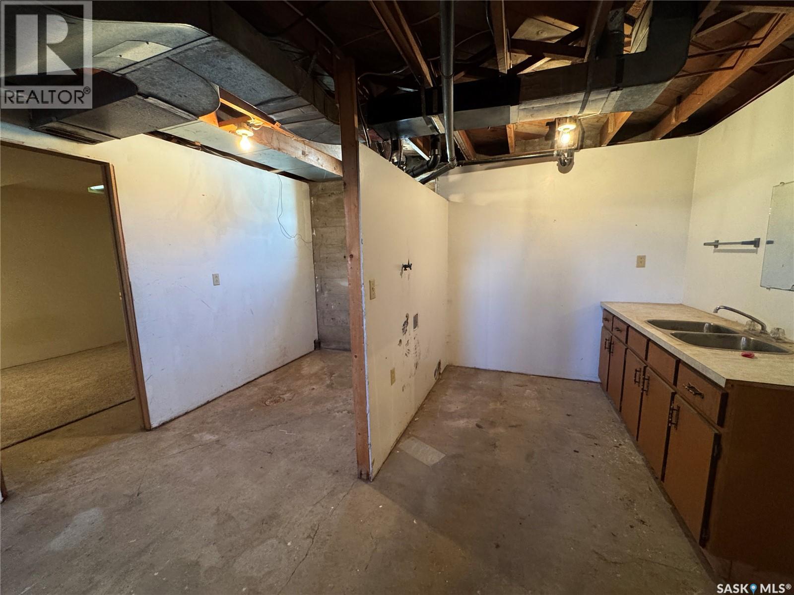 502 3Rd Avenue E, Biggar, SK - Indoor