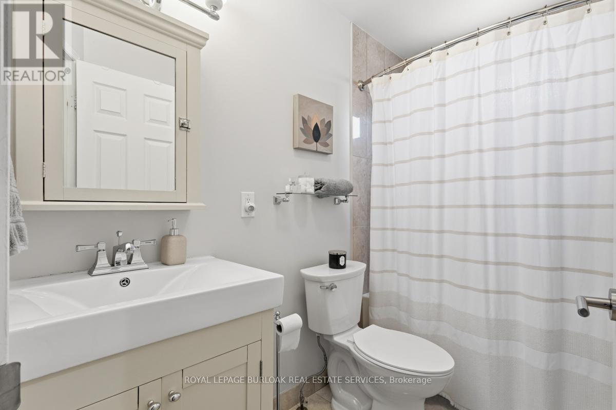 1219 Hammond Street, Burlington, ON - Indoor Photo Showing Bathroom