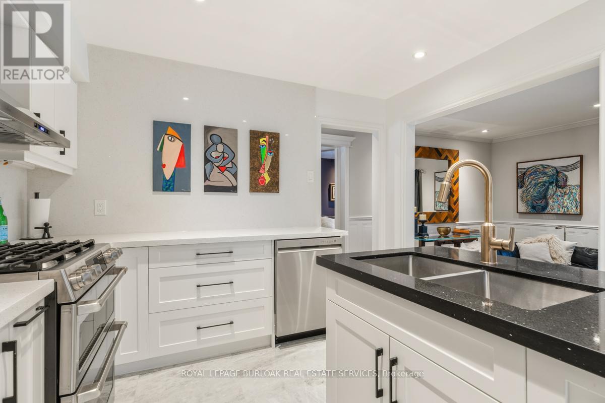 1219 Hammond Street, Burlington, ON - Indoor Photo Showing Kitchen With Double Sink With Upgraded Kitchen