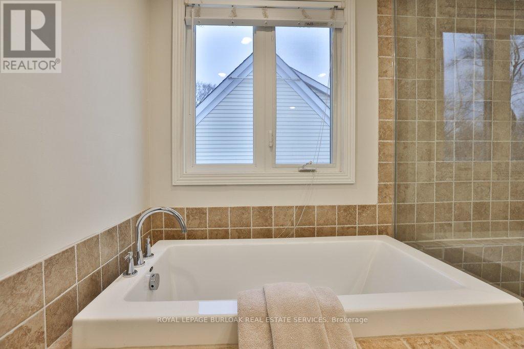 282 Pine Cove Road, Burlington, ON - Indoor Photo Showing Bathroom