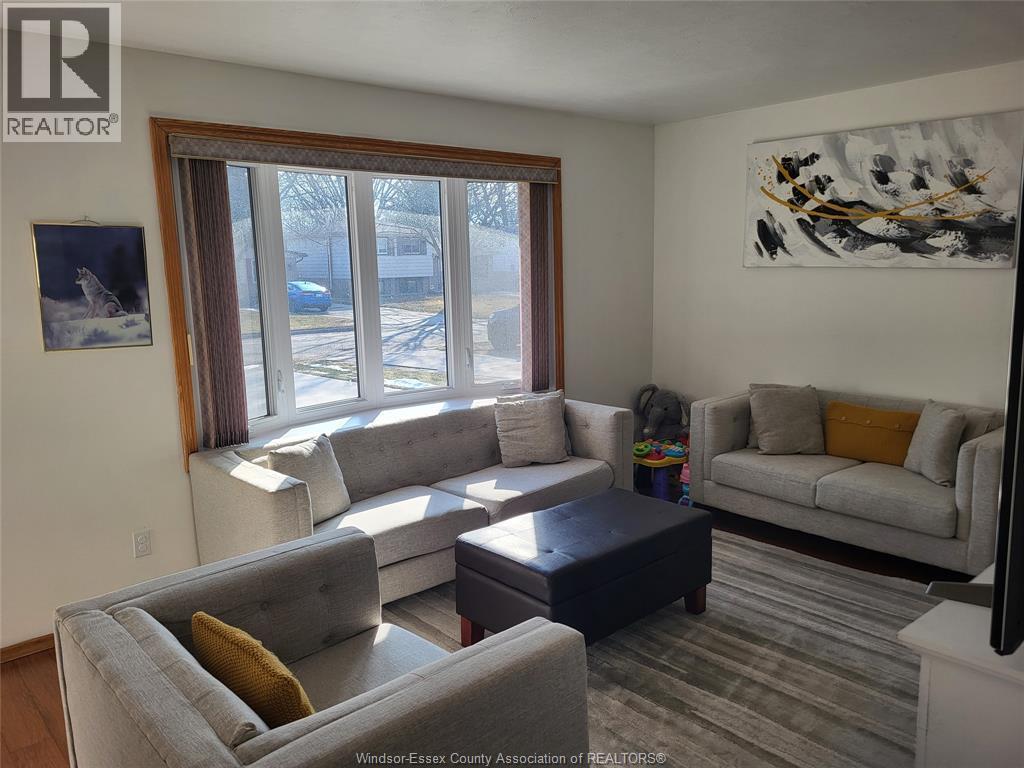 7 Vanier Drive, Tilbury, ON - Indoor Photo Showing Living Room
