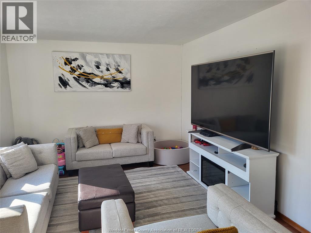 7 Vanier Drive, Tilbury, ON - Indoor Photo Showing Living Room