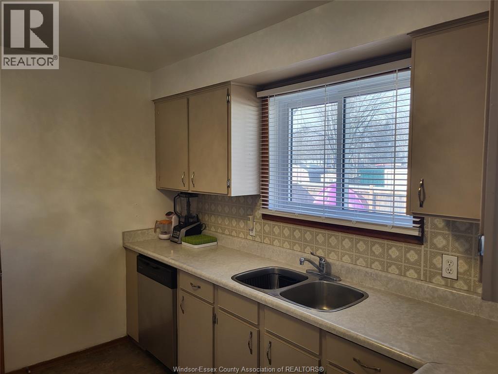 7 Vanier Drive, Tilbury, ON - Indoor Photo Showing Kitchen With Double Sink