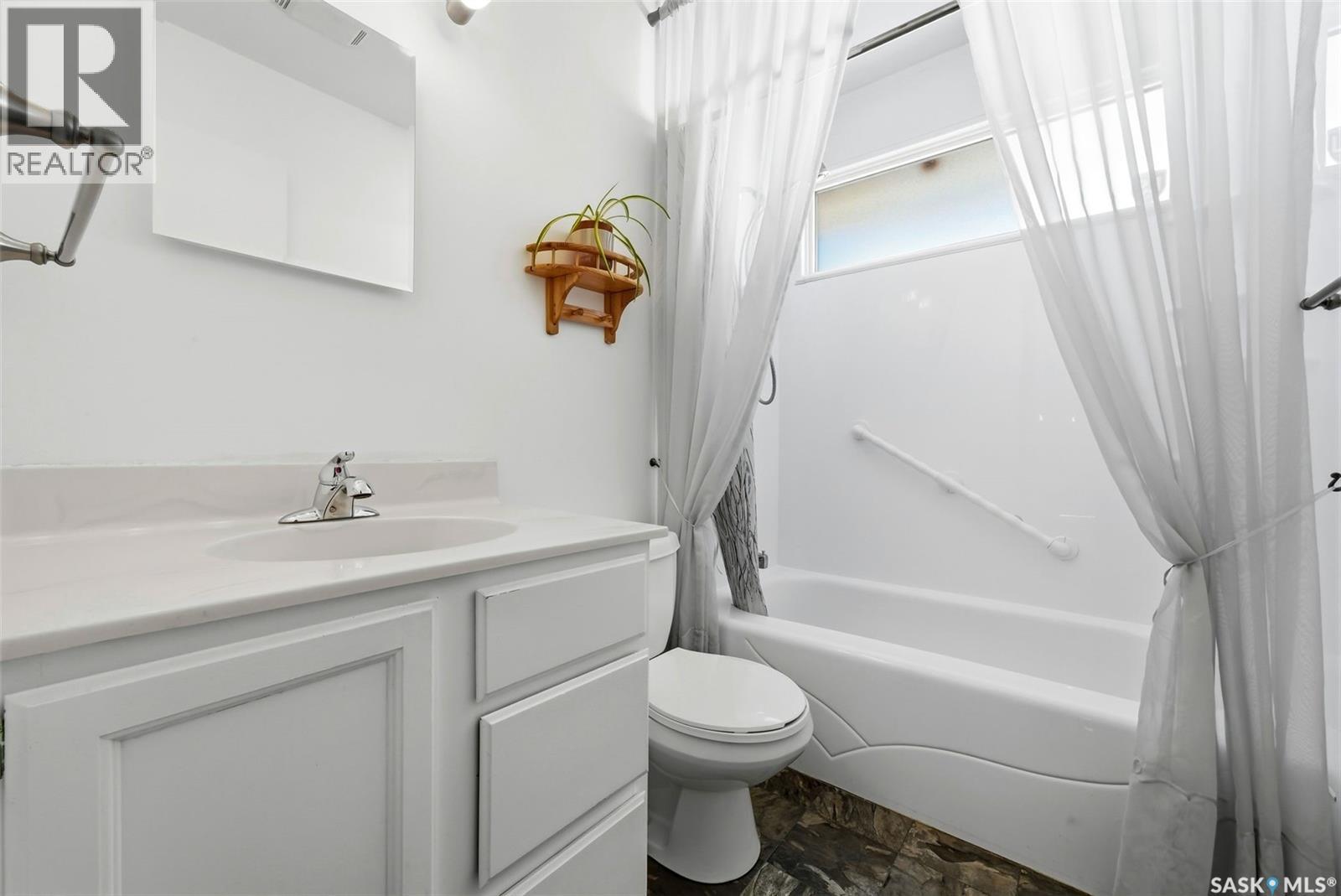 131 Lloyd Crescent, Regina, SK - Indoor Photo Showing Bathroom