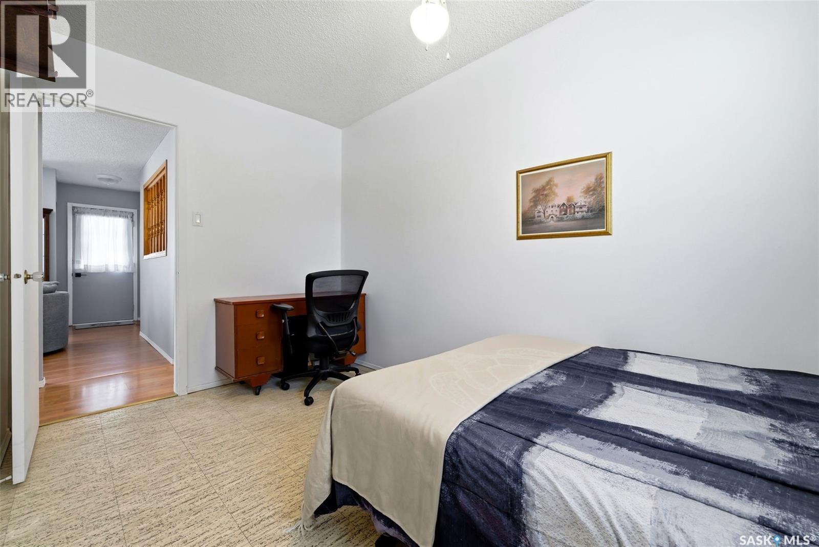 131 Lloyd Crescent, Regina, SK - Indoor Photo Showing Bedroom
