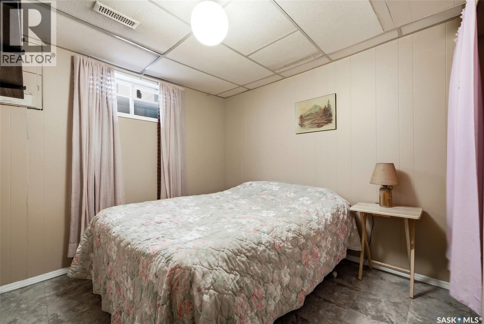 131 Lloyd Crescent, Regina, SK - Indoor Photo Showing Bedroom