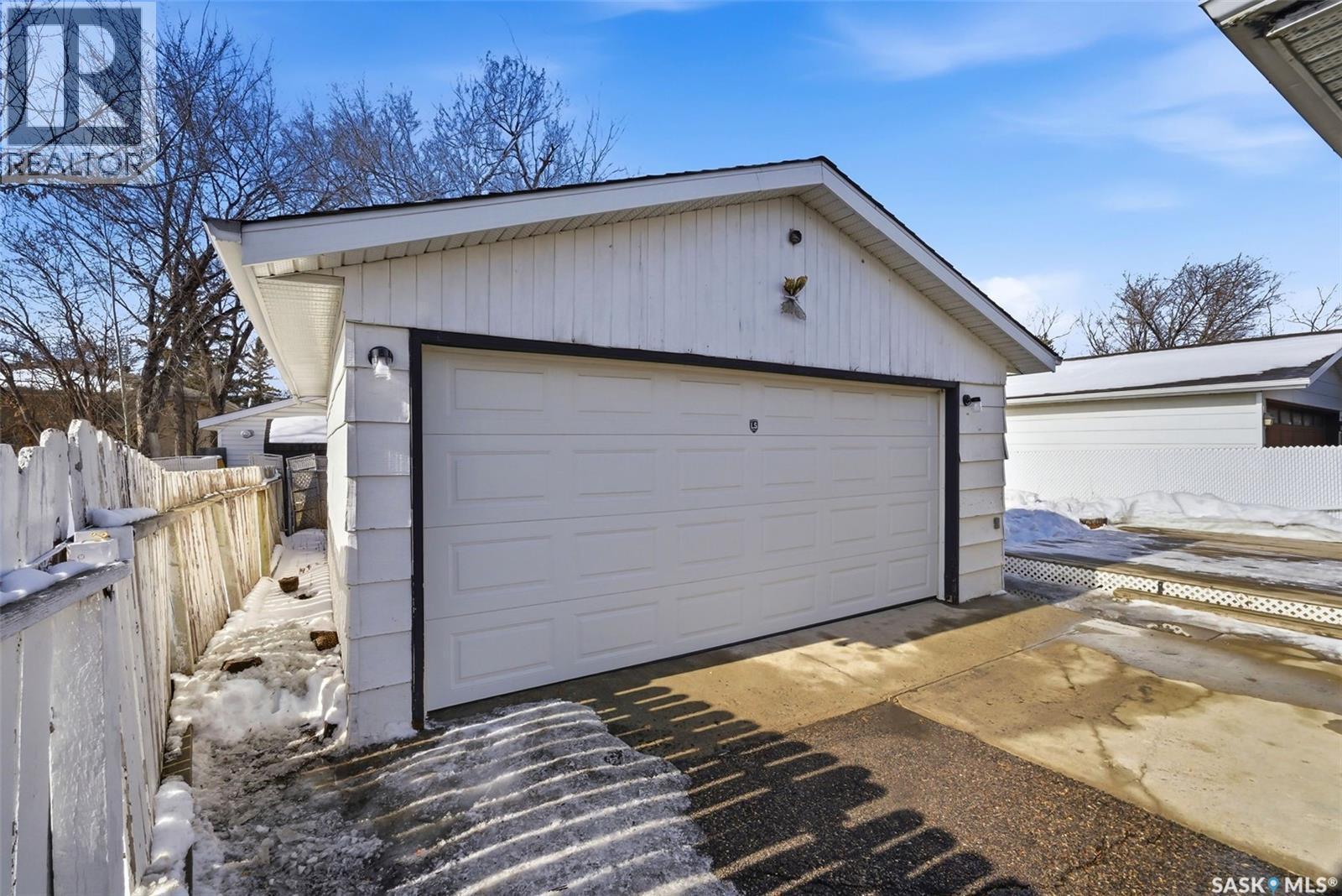 131 Lloyd Crescent, Regina, SK - Outdoor With Exterior