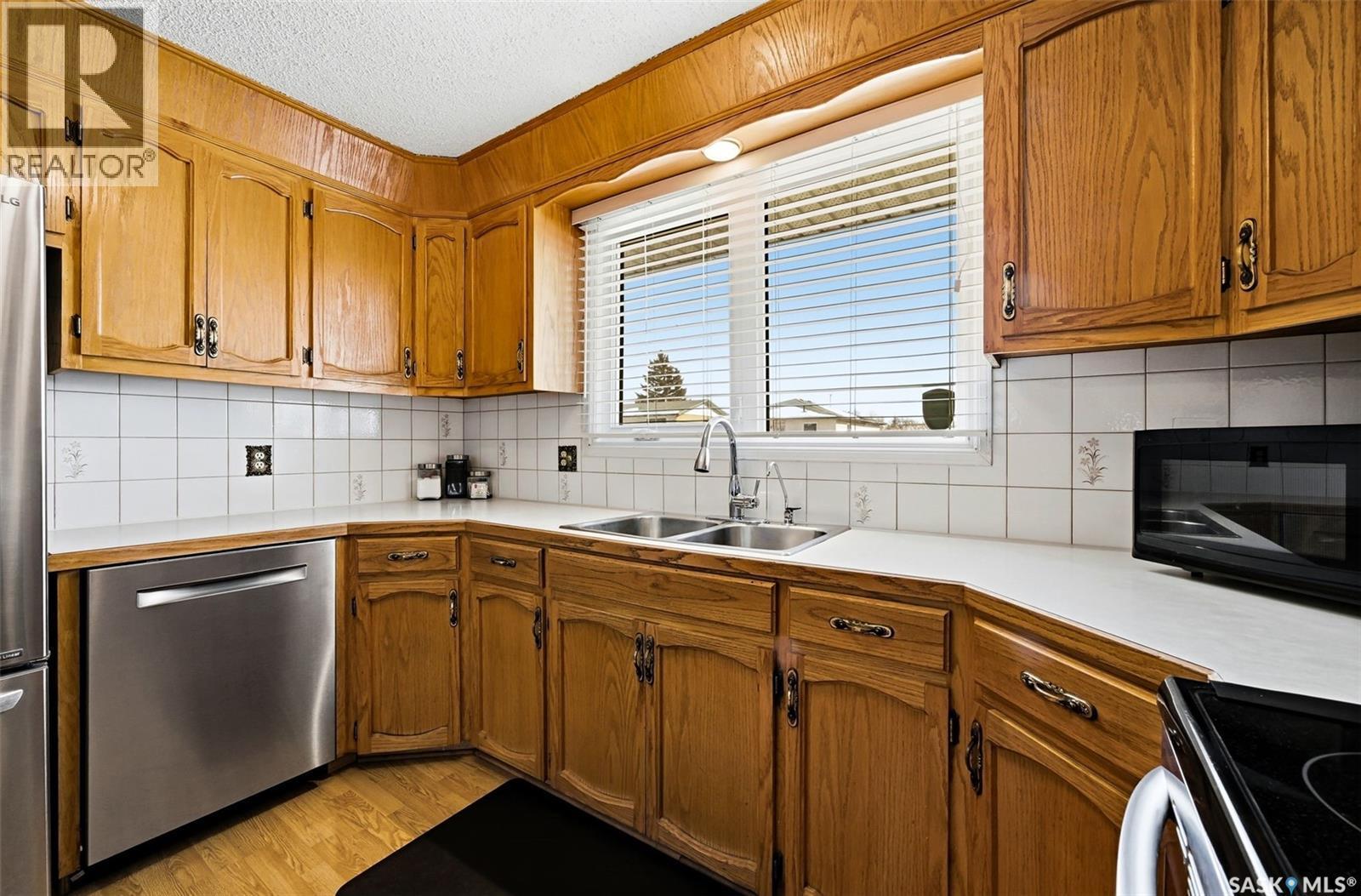 131 Lloyd Crescent, Regina, SK - Indoor Photo Showing Kitchen With Double Sink