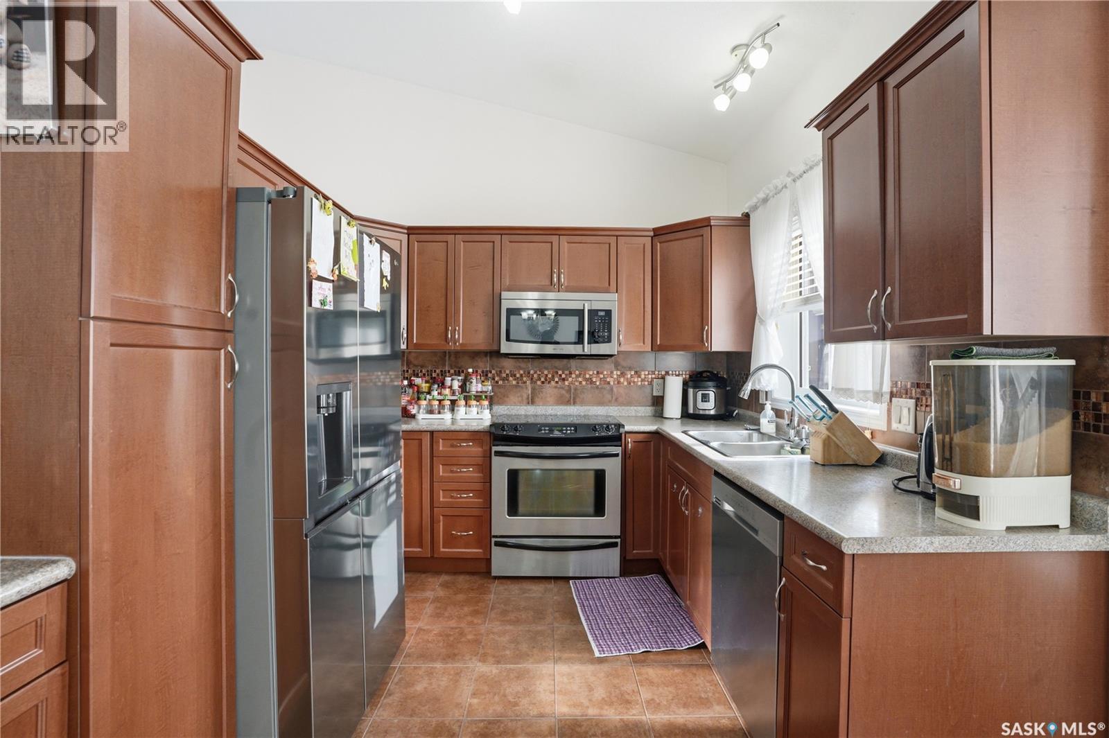 1410 Paton Crescent, Saskatoon, SK - Indoor Photo Showing Kitchen