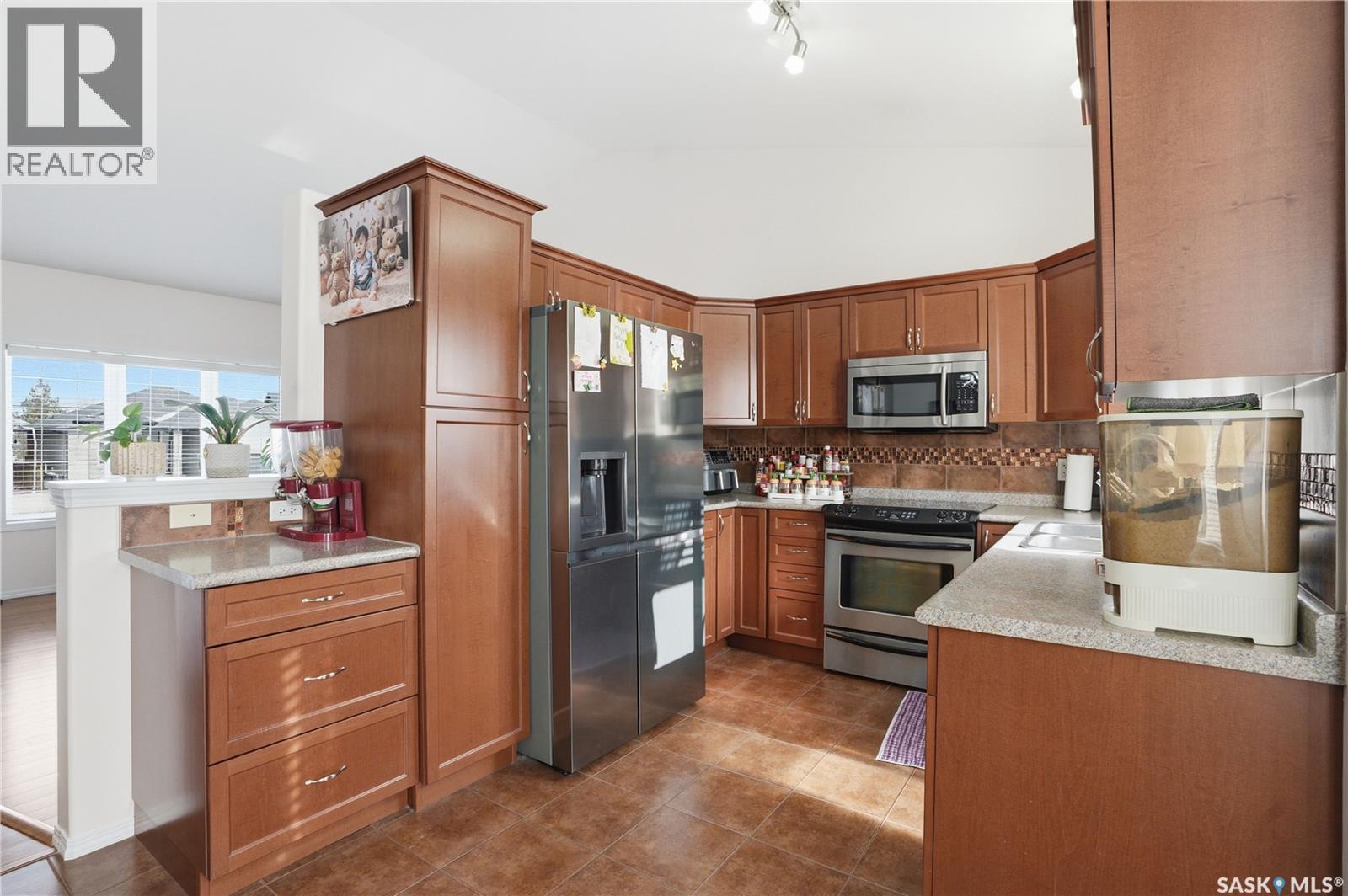 1410 Paton Crescent, Saskatoon, SK - Indoor Photo Showing Kitchen With Double Sink