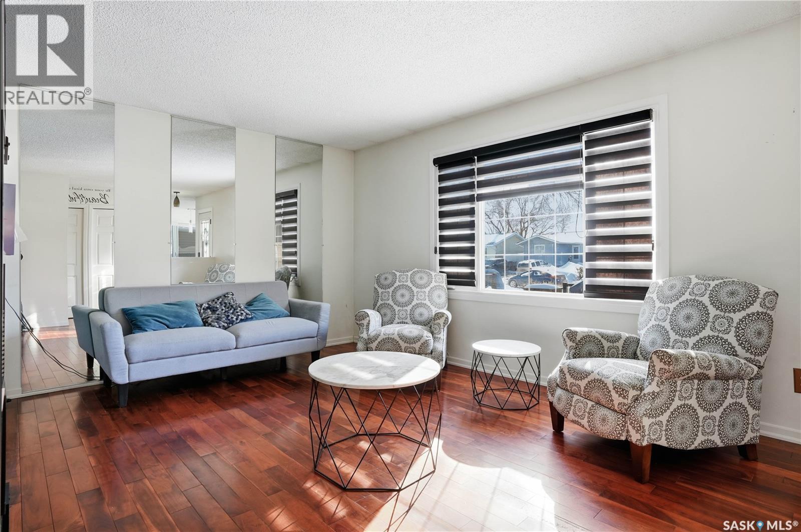 70 Paynter Crescent, Regina, SK - Indoor Photo Showing Living Room