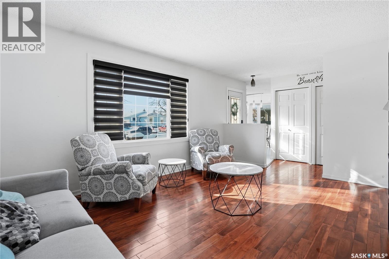 70 Paynter Crescent, Regina, SK - Indoor Photo Showing Living Room