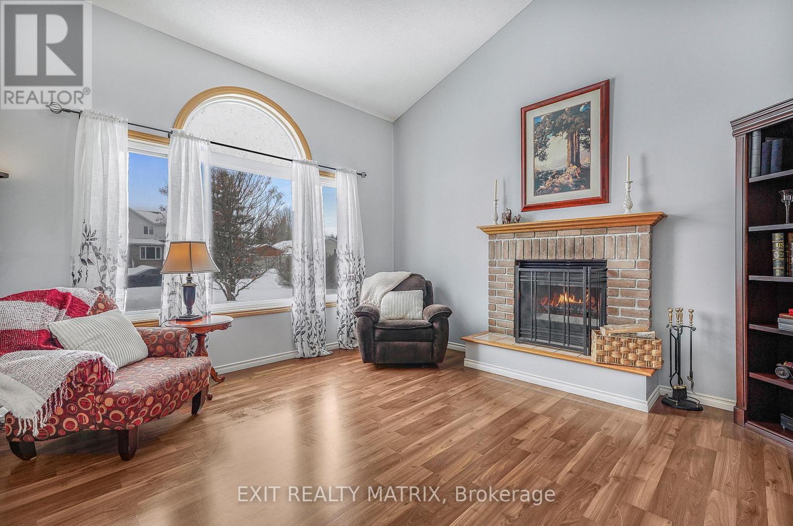 2721 Glen Street, Ottawa, ON - Indoor Photo Showing Living Room With Fireplace