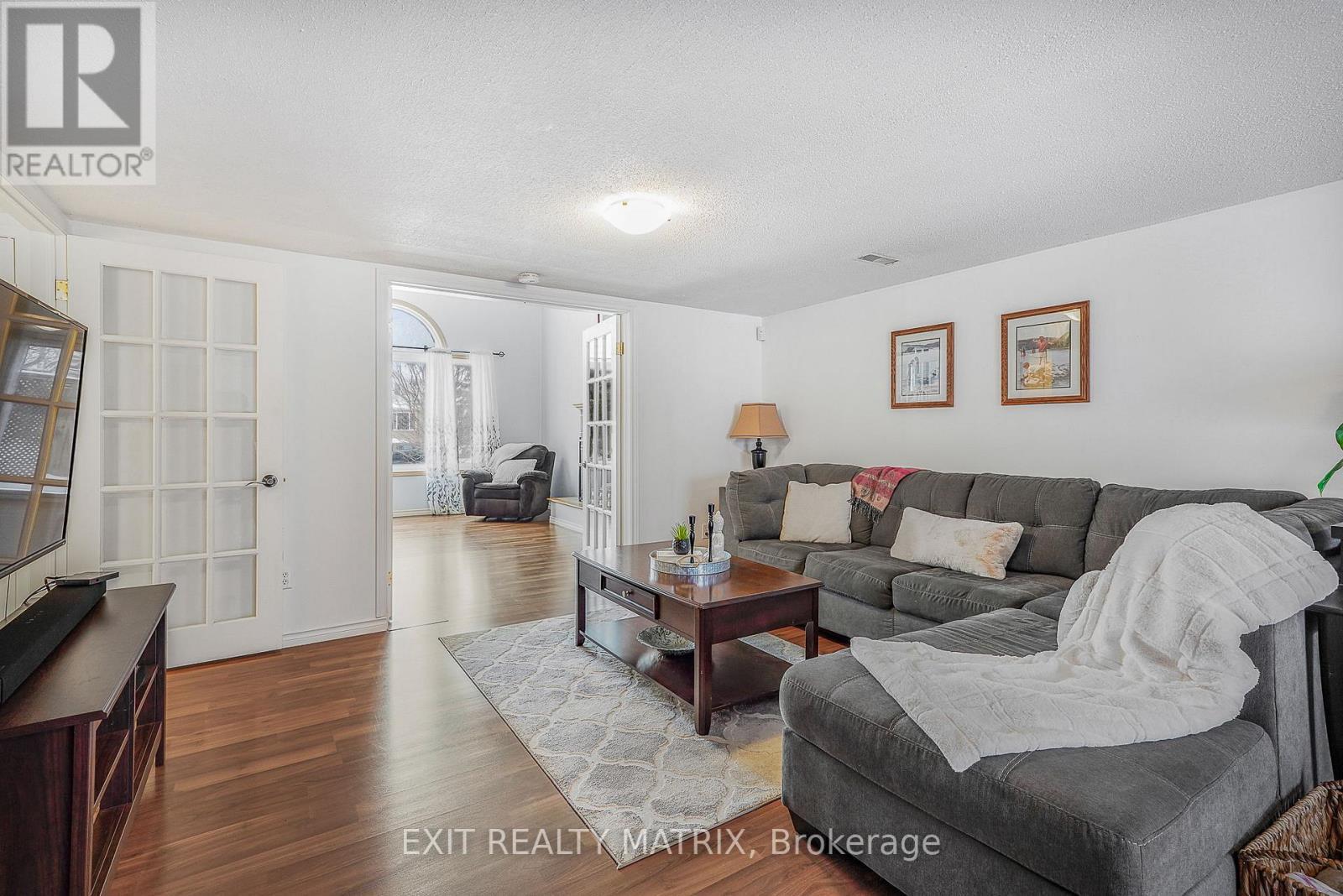 2721 Glen Street, Ottawa, ON - Indoor Photo Showing Living Room