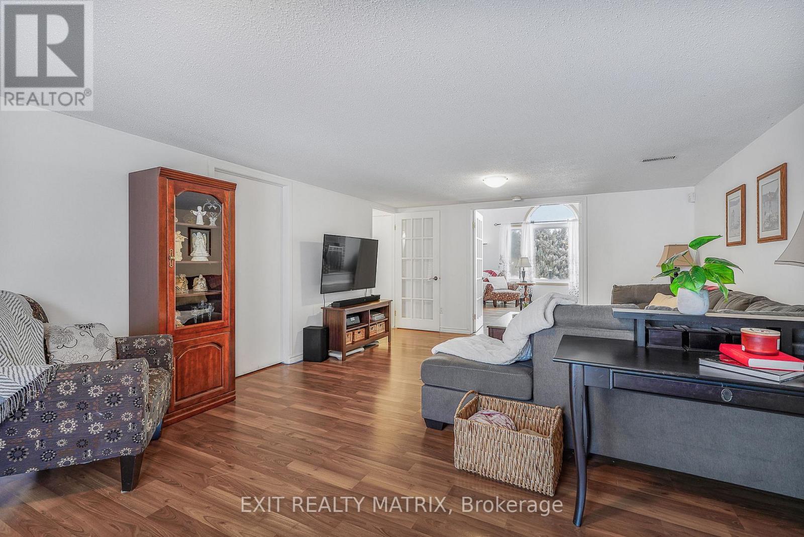 2721 Glen Street, Ottawa, ON - Indoor Photo Showing Living Room
