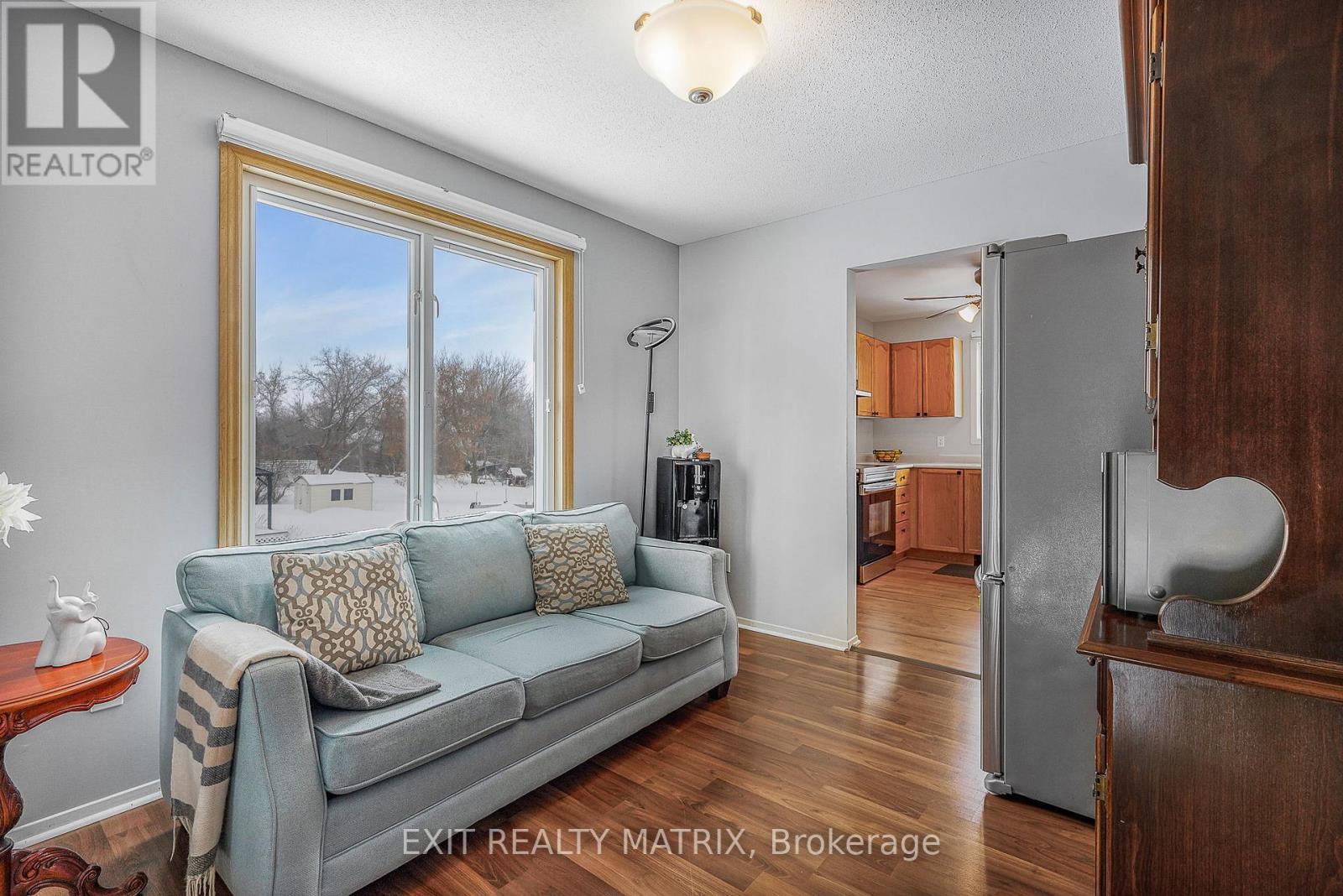 2721 Glen Street, Ottawa, ON - Indoor Photo Showing Living Room
