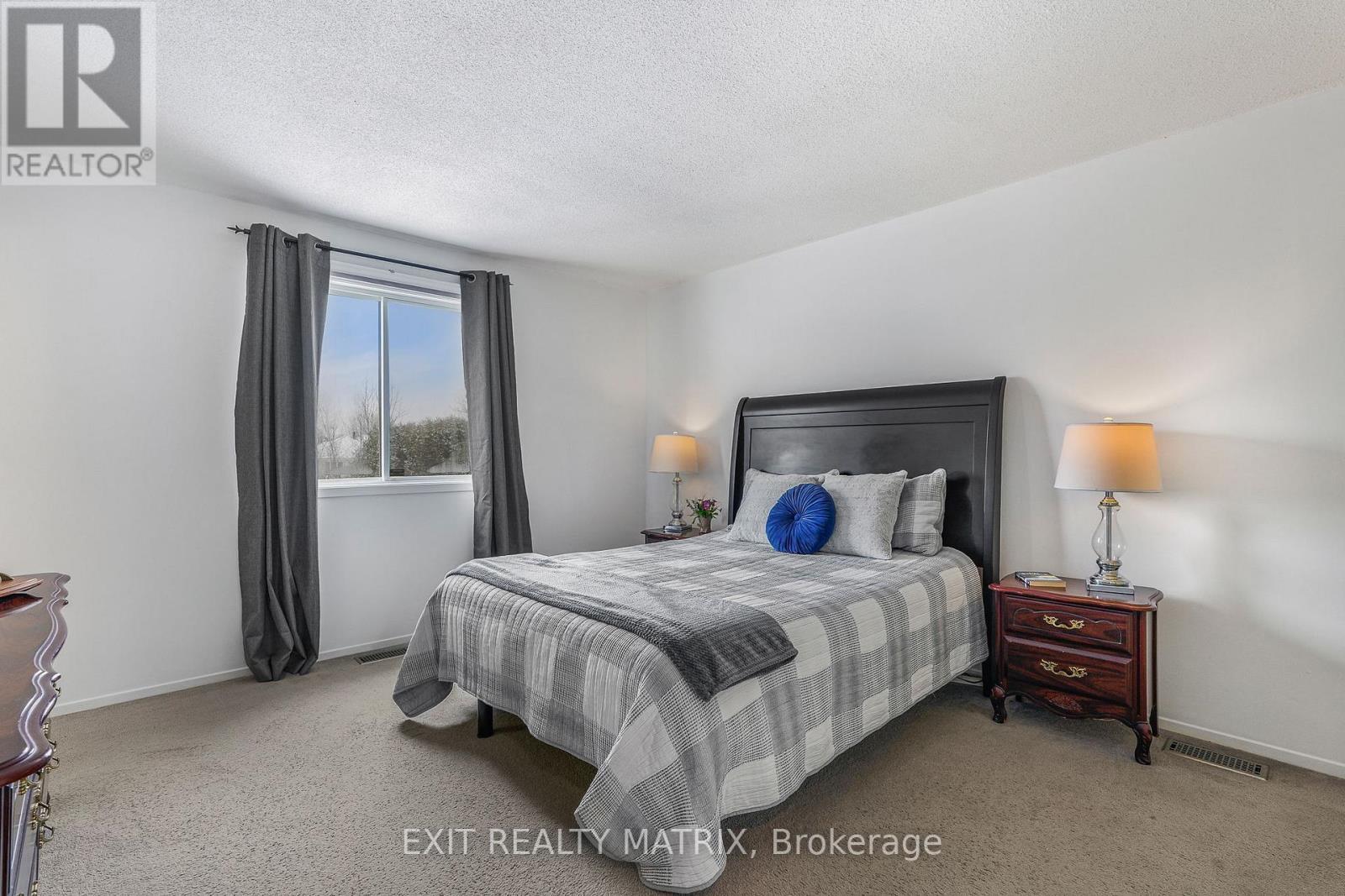 2721 Glen Street, Ottawa, ON - Indoor Photo Showing Bedroom