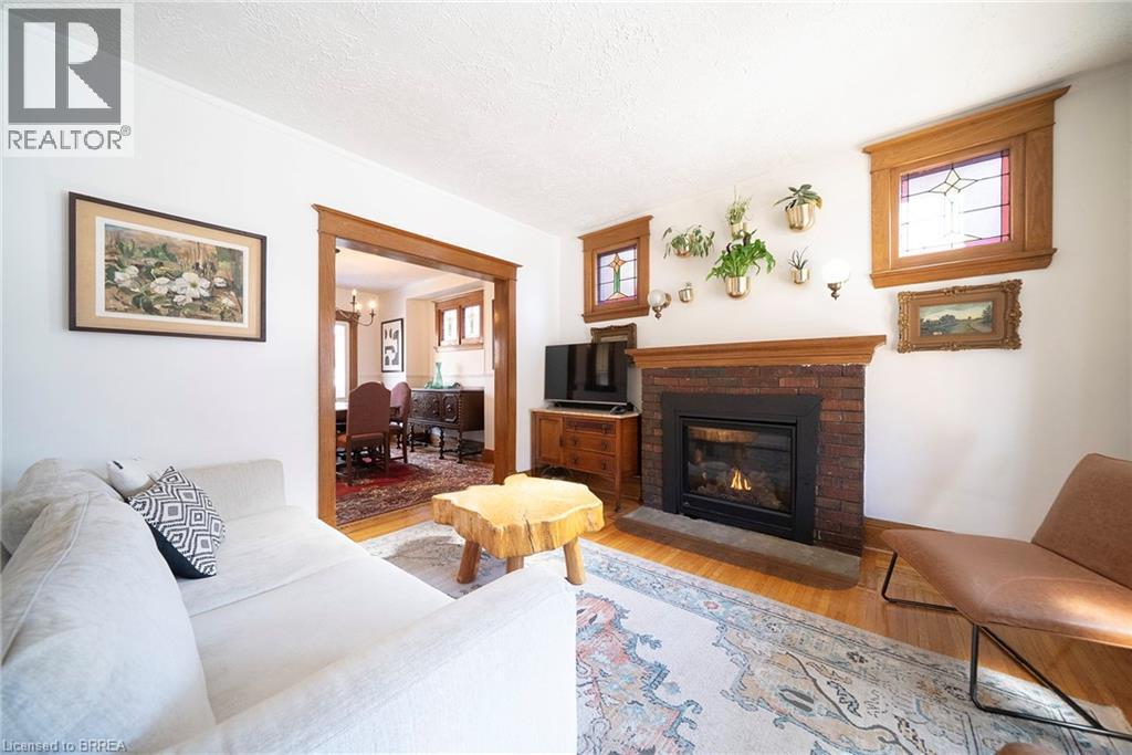 35 Rutherford Avenue, Hamilton, ON - Indoor Photo Showing Living Room With Fireplace