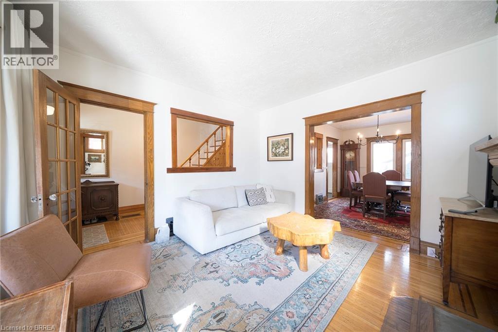 35 Rutherford Avenue, Hamilton, ON - Indoor Photo Showing Living Room