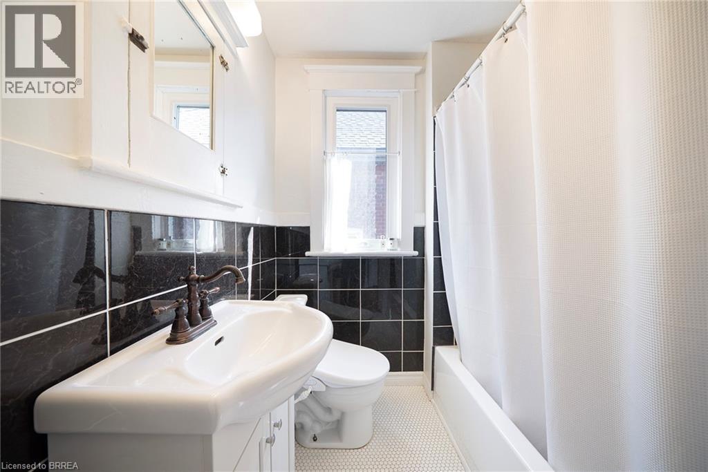 35 Rutherford Avenue, Hamilton, ON - Indoor Photo Showing Bathroom
