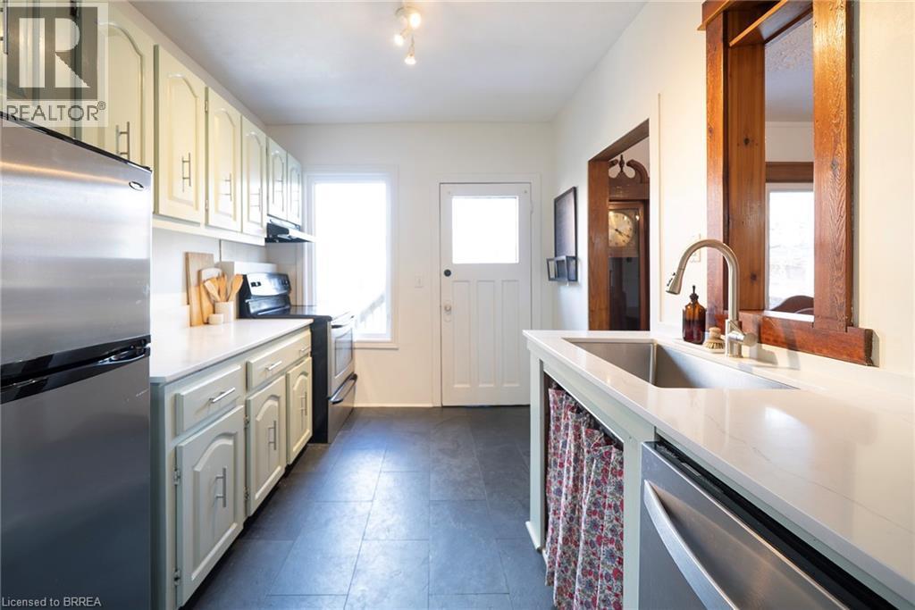 35 Rutherford Avenue, Hamilton, ON - Indoor Photo Showing Kitchen