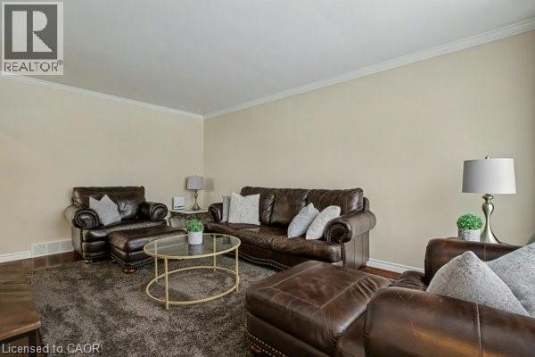 11 Carwyn Crescent, Hamilton, ON - Indoor Photo Showing Living Room